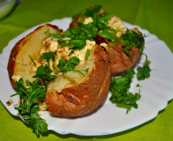 Запеченный картофель с маринованной со специями брынзой